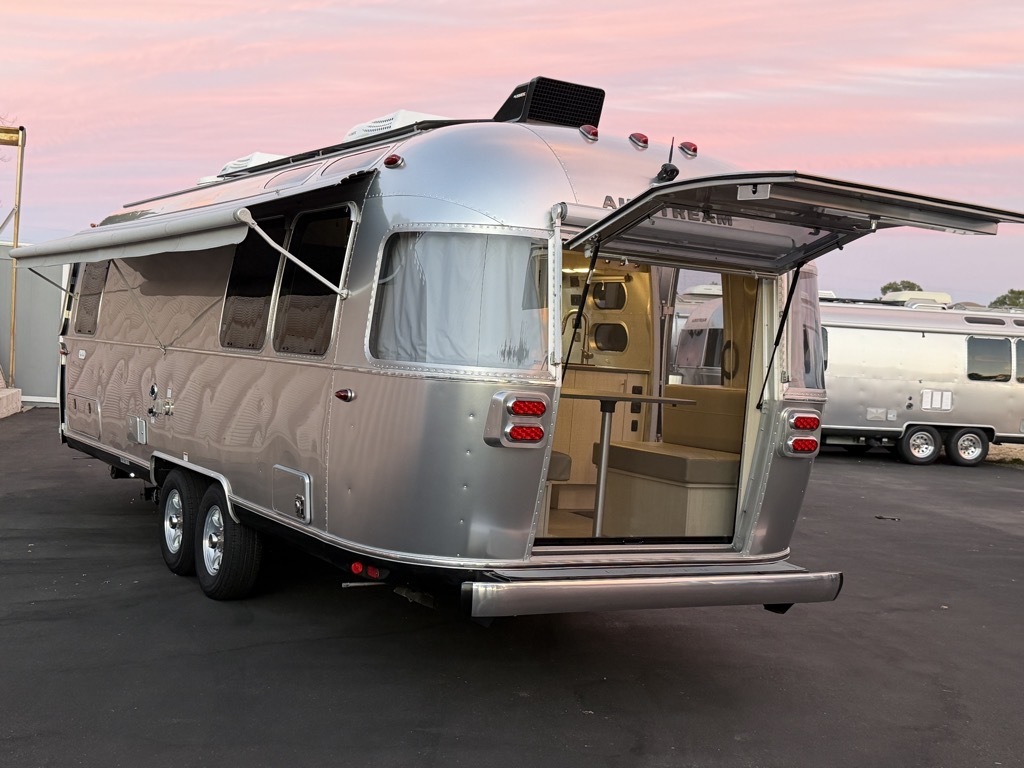 2023 Airstream FLYING CLOUD 27FB TWIN in winters CA