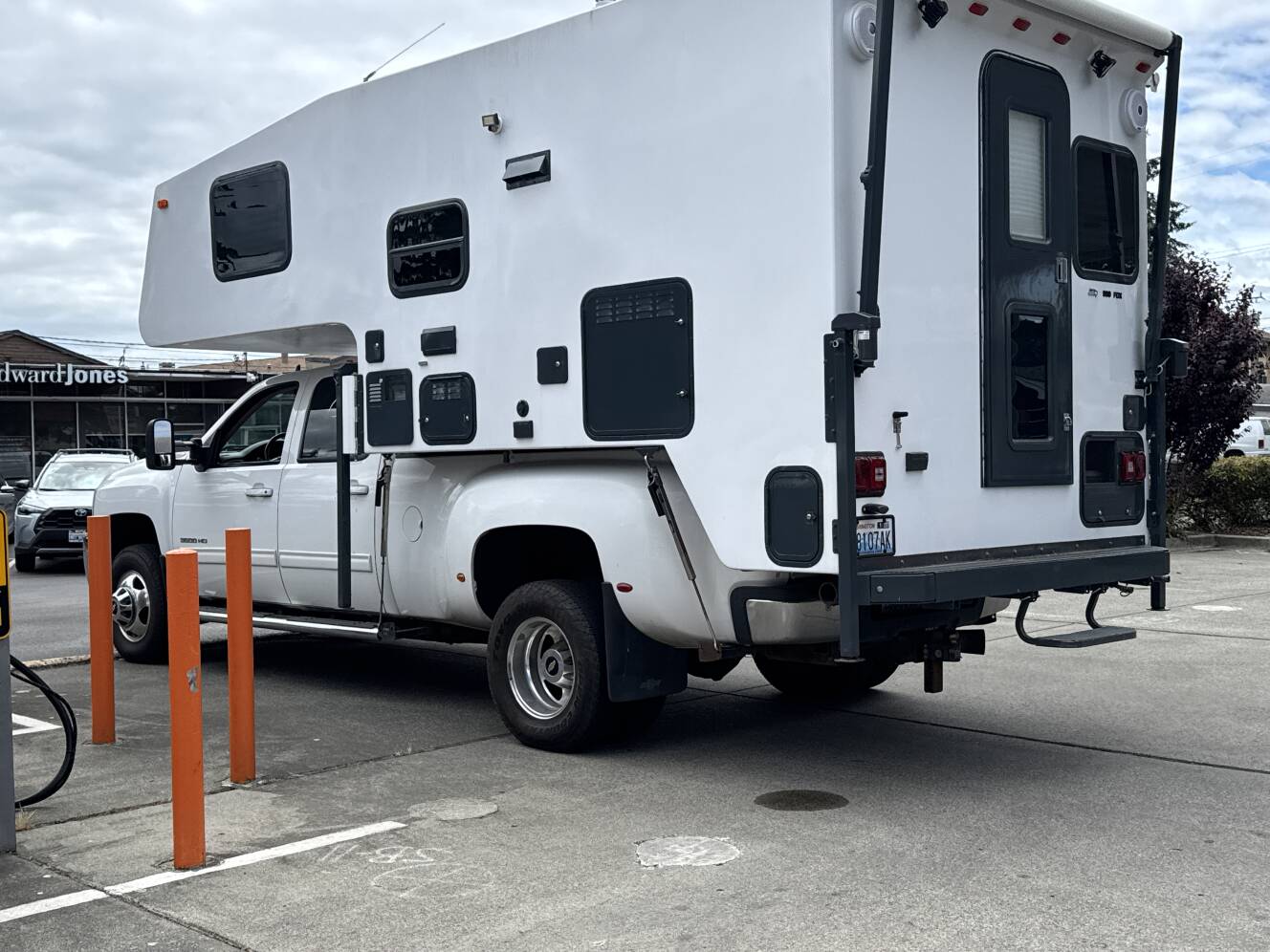 A photo of this 2006 Northwood Mfg ARCTIC FOX CAMPER 990