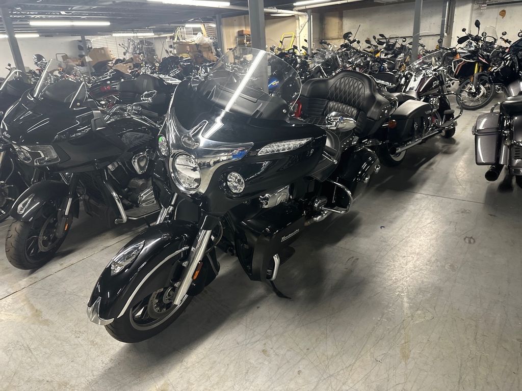 2023 Indian Motorcycle® Roadmaster® Bronze Pearl Metallic / Silver Metallic BASE in Augusta, ME