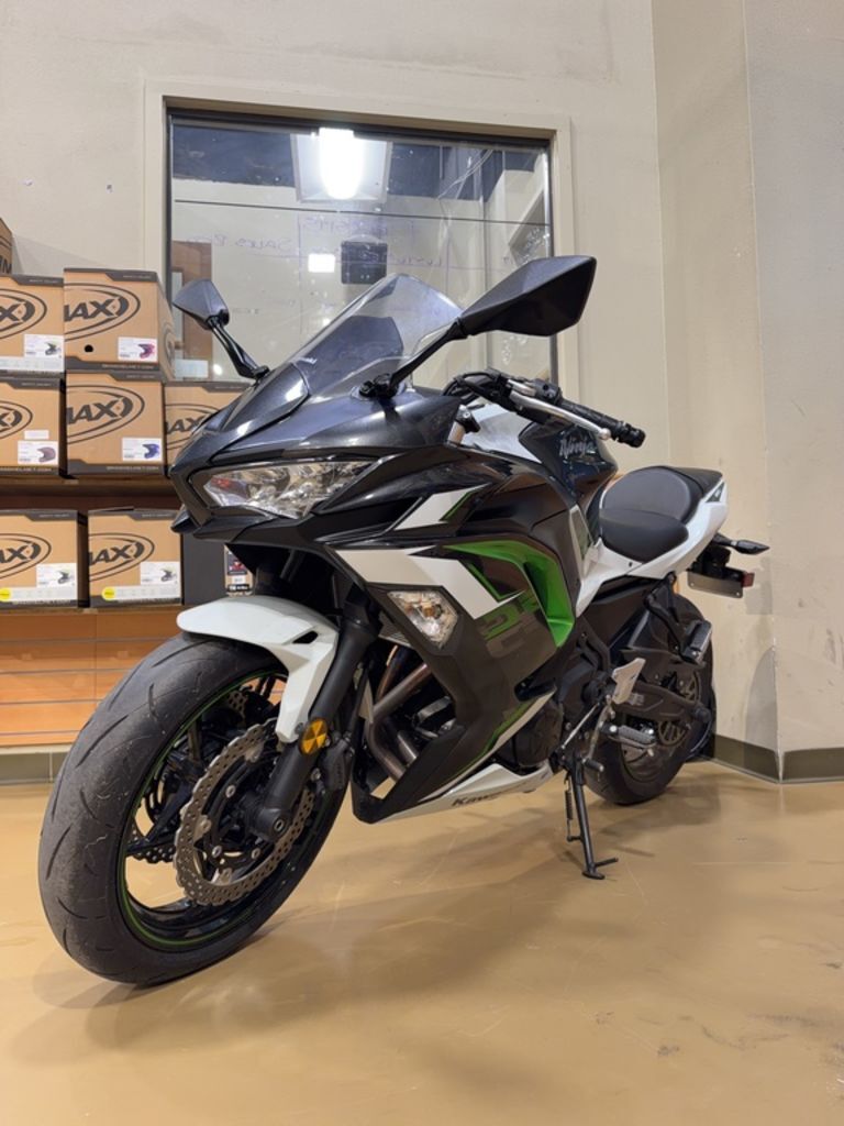 2022 Kawasaki Ninja® 650 Pearl Robotic White/Metallic Carbon Gray BASE in Athens, TX
