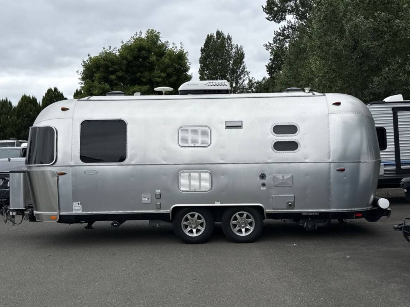 A photo of this 2017 Airstream Flying Cloud 23FB