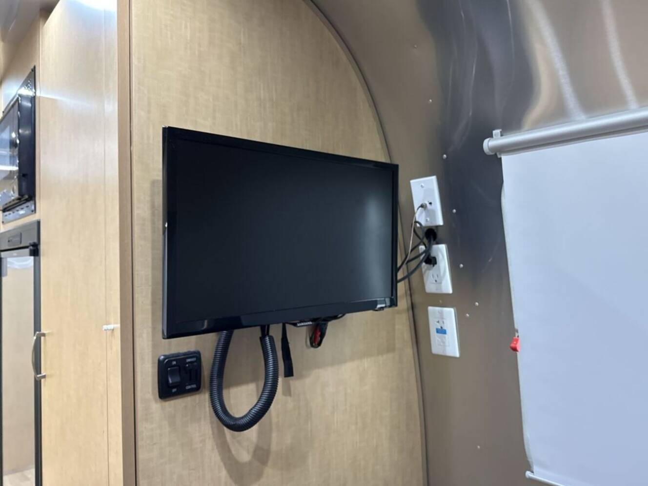 A photo of this 2017 Airstream Flying Cloud 23FB