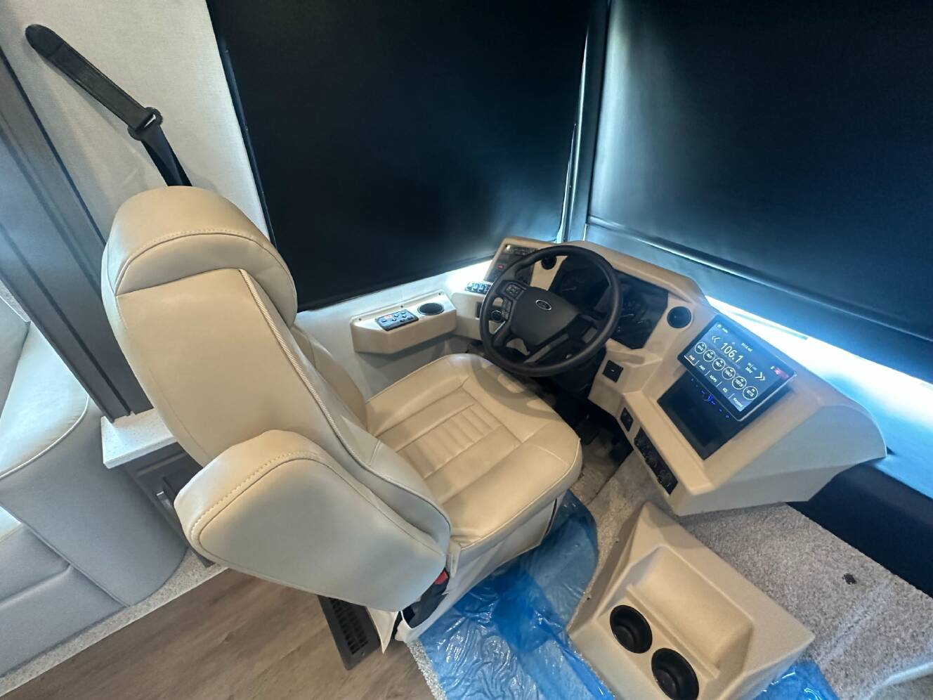 A photo of this 2027 Newmar Bay Star 3626