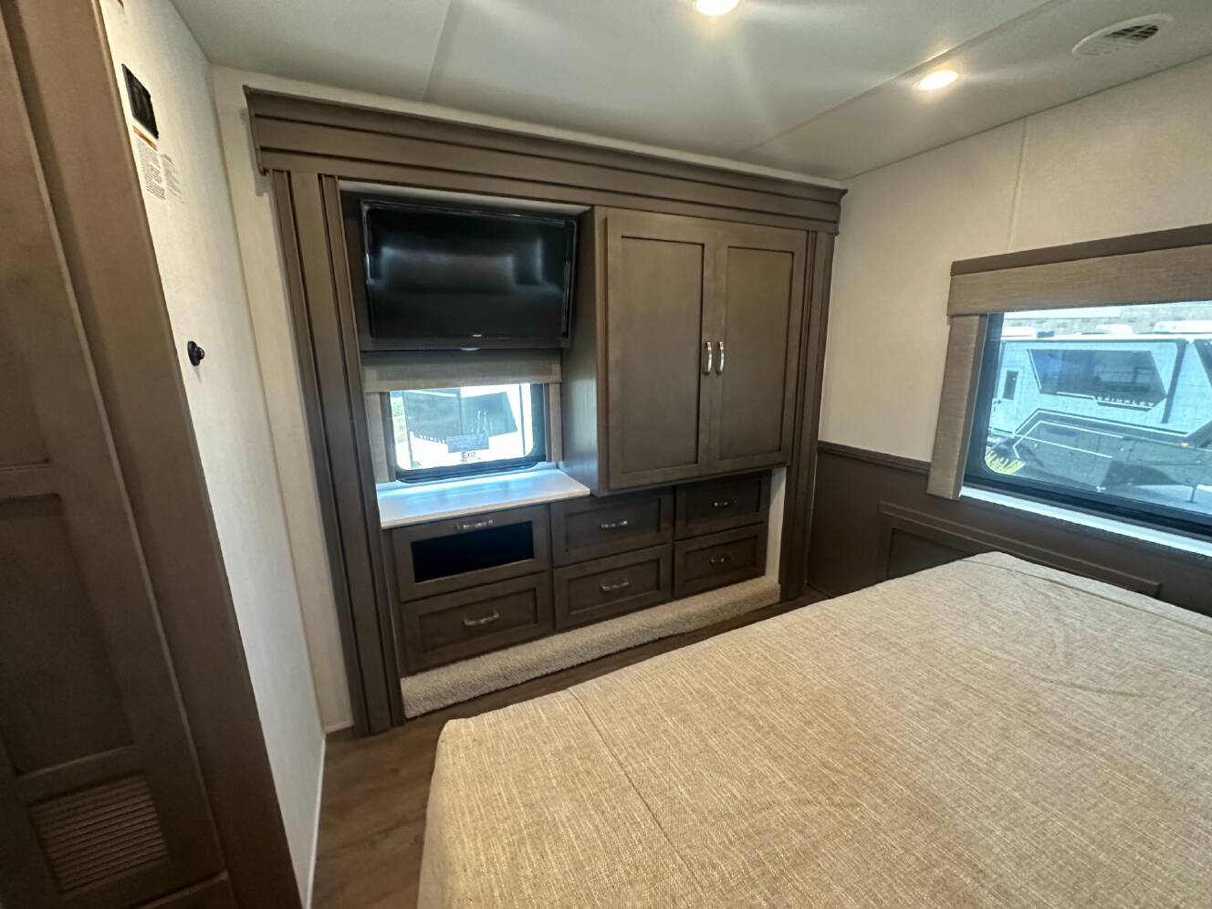 A photo of this 2027 Newmar Bay Star 3626