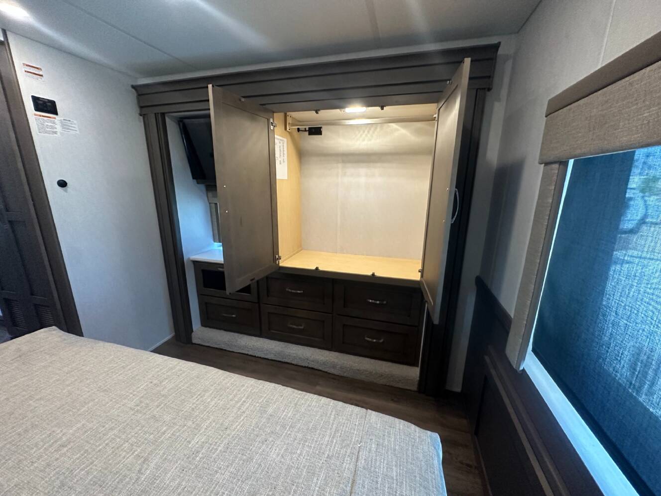 A photo of this 2027 Newmar Bay Star 3626
