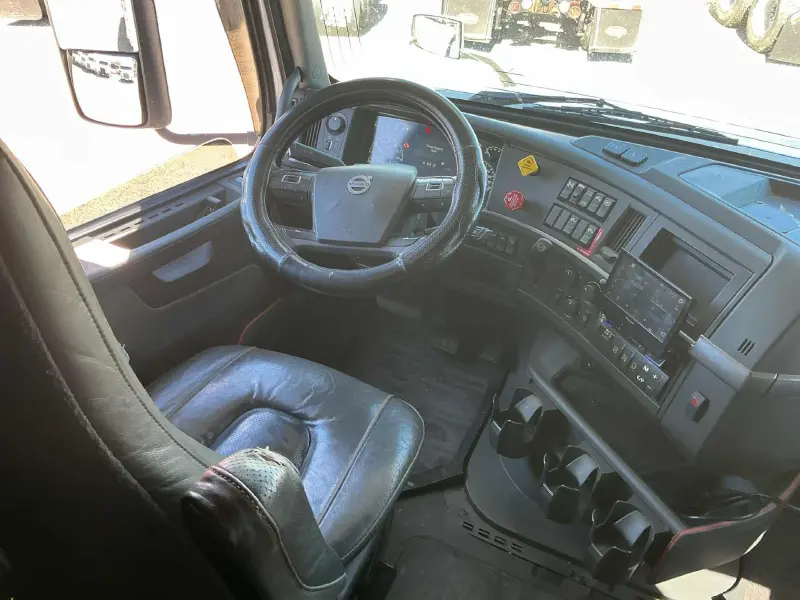 2020 VOLVO VNL64T630