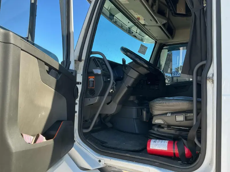 2020 VOLVO VNL64T630