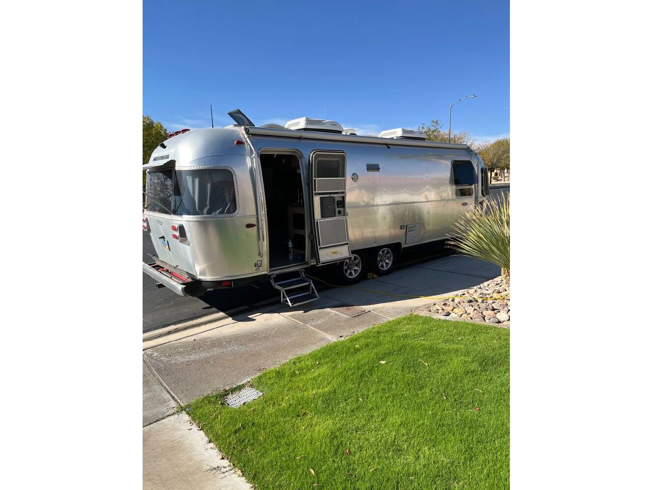A photo of this 2019 Airstream Flying Cloud 27FB Queen