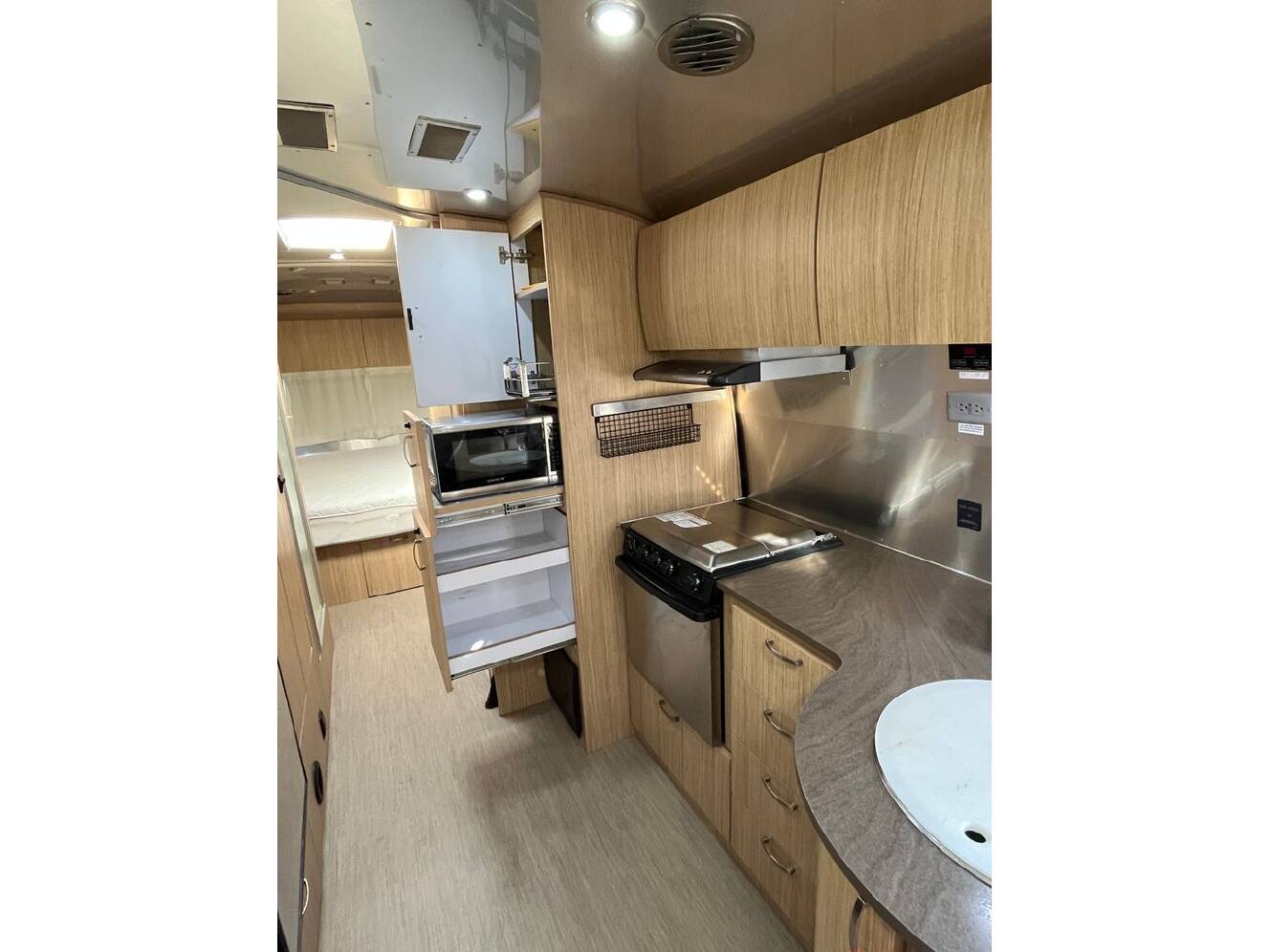 A photo of this 2019 Airstream Flying Cloud 27FB Queen