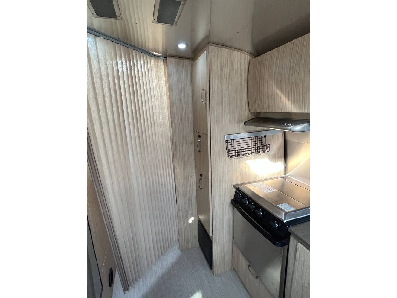 A photo of this 2019 Airstream Flying Cloud 27FB Queen