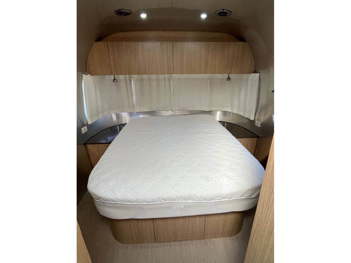 A photo of this 2019 Airstream Flying Cloud 27FB Queen