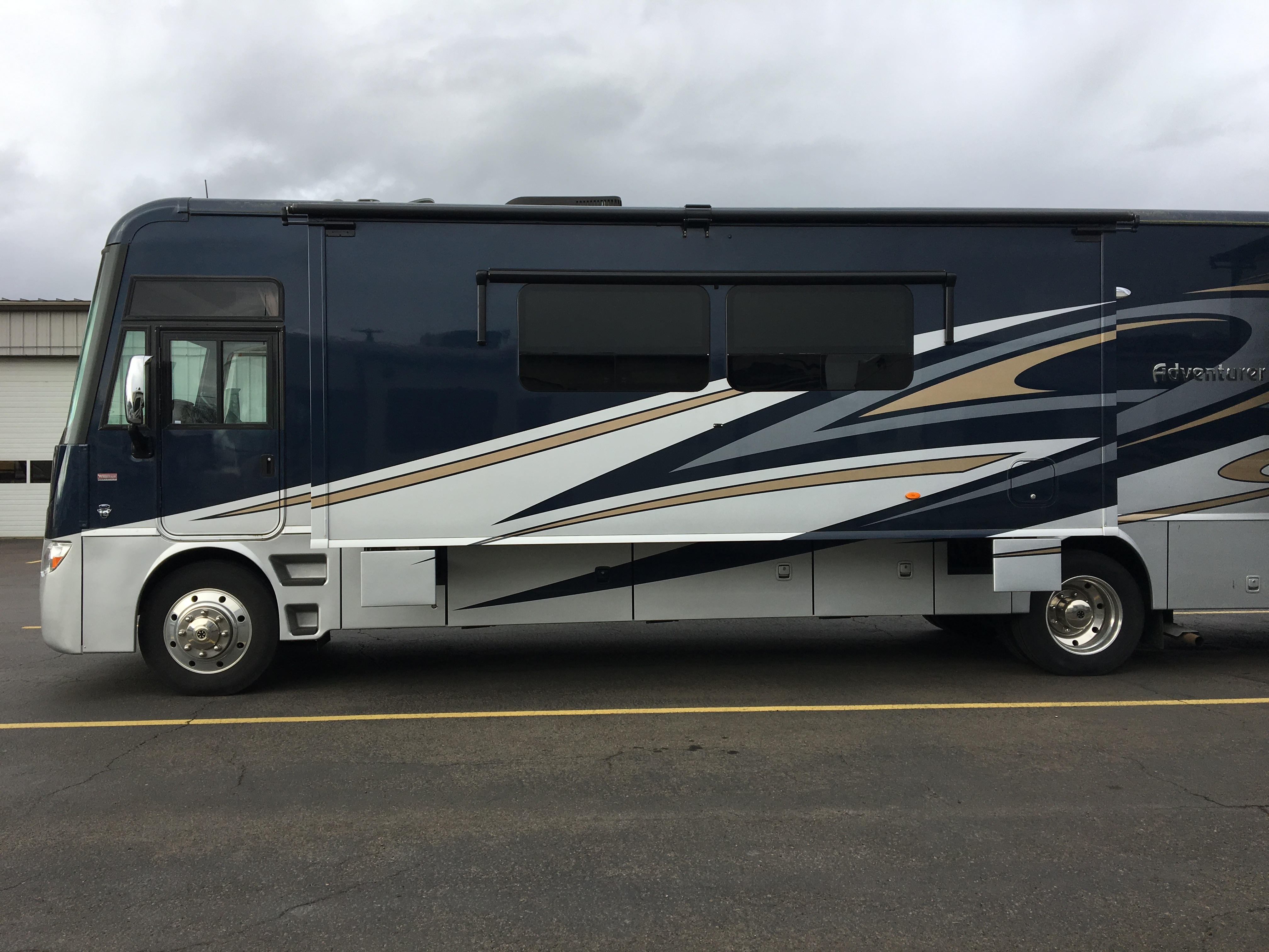 2014 Winnebago ADVENTURER 38Q RV
