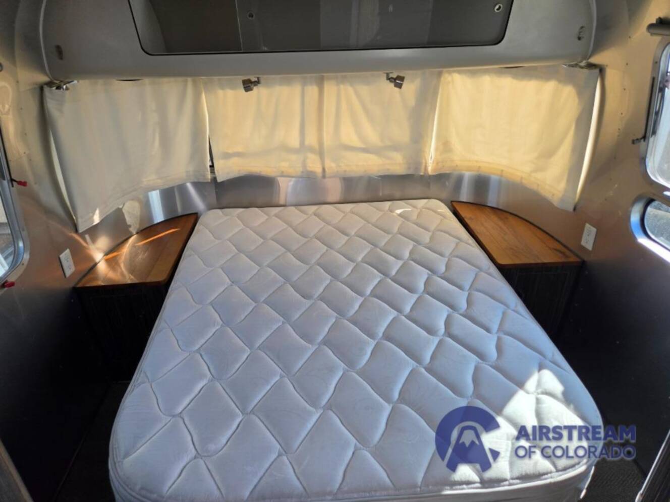 A photo of this 2016 Airstream International Signature 27FB Queen