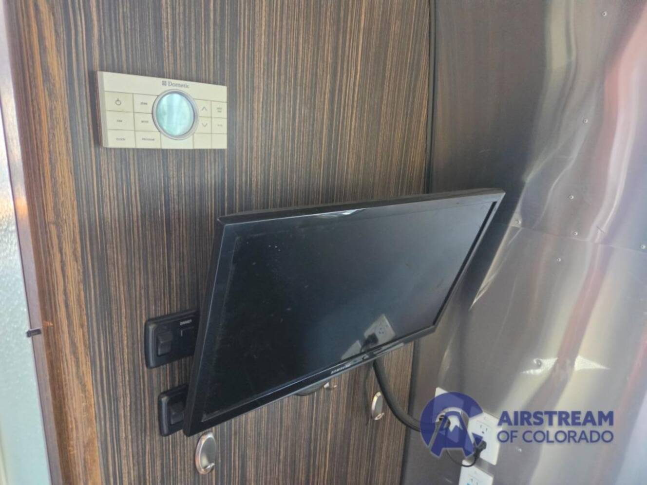 A photo of this 2016 Airstream International Signature 27FB Queen