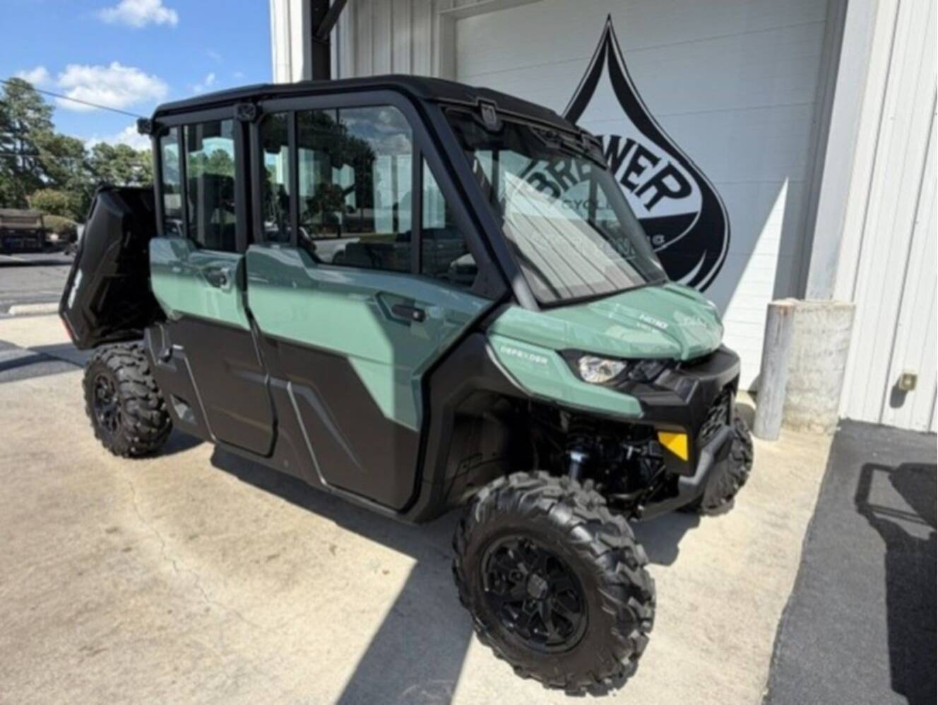 A photo of this 2026 Can-Am Defender MAX DPS CAB HD10
