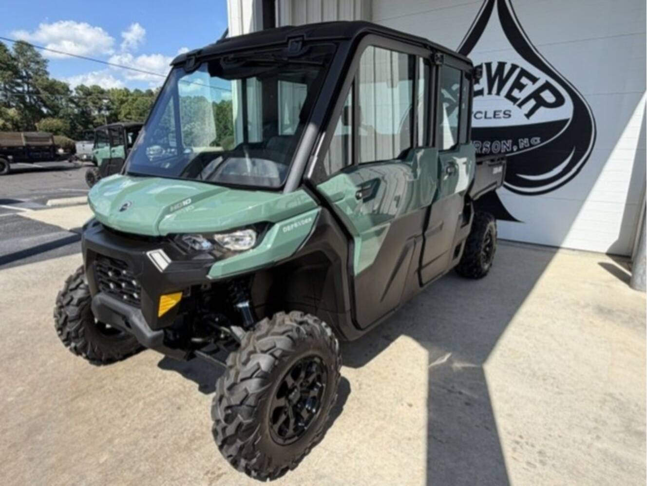 A photo of this 2026 Can-Am Defender MAX DPS CAB HD10