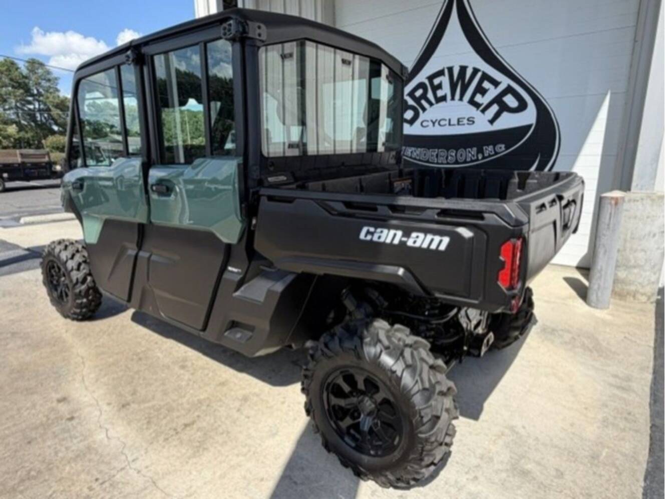 A photo of this 2026 Can-Am Defender MAX DPS CAB HD10