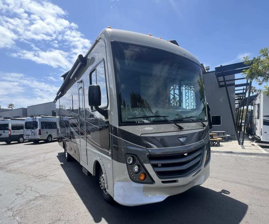 2018 Fleetwood FLAIR LXE 31W in san diego CA