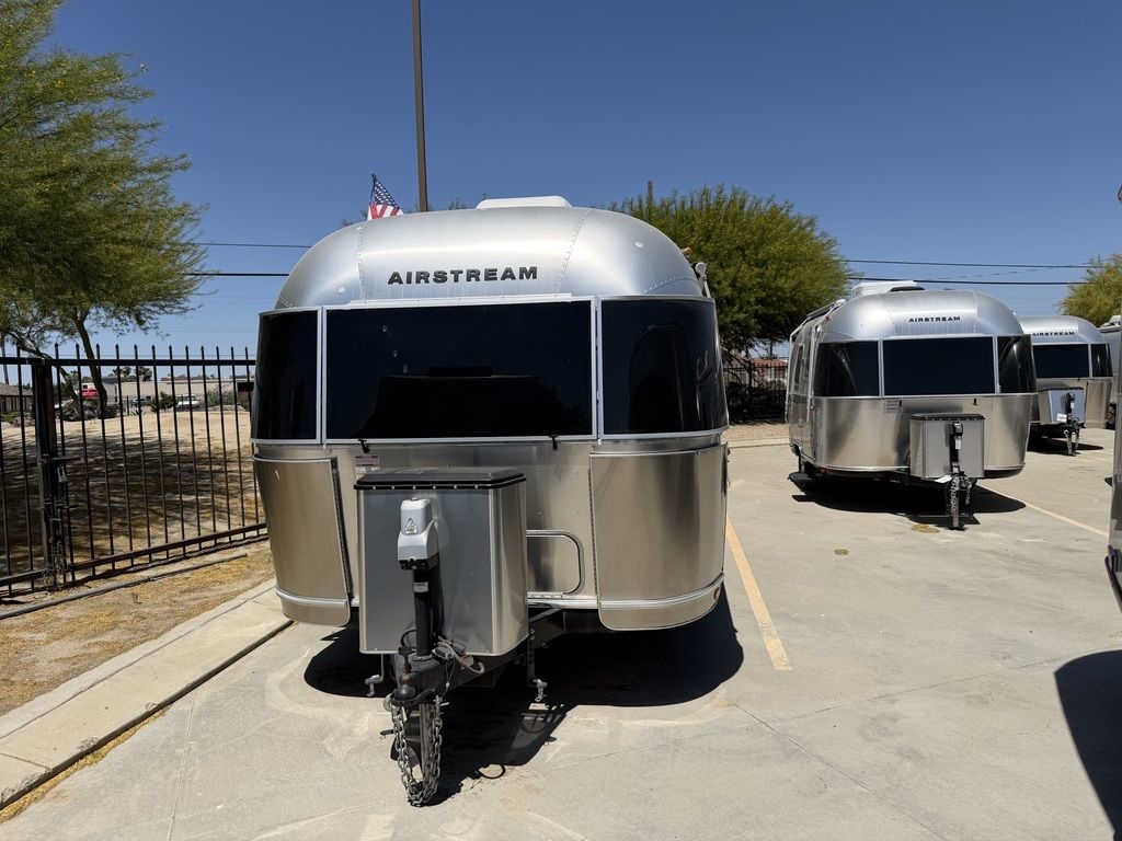 2019 Airstream Globetrotter 27FBQ Queen Bed 27FB in los banos