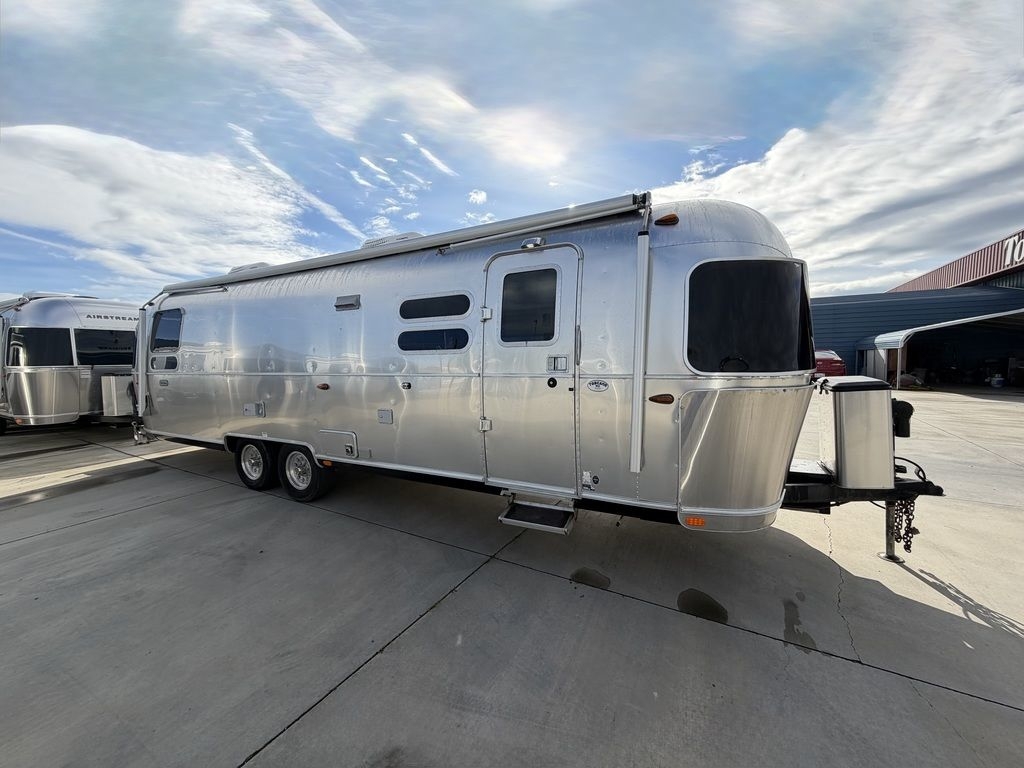 2021 Airstream Globetrotter 30RBQ Queen Bed in los banos