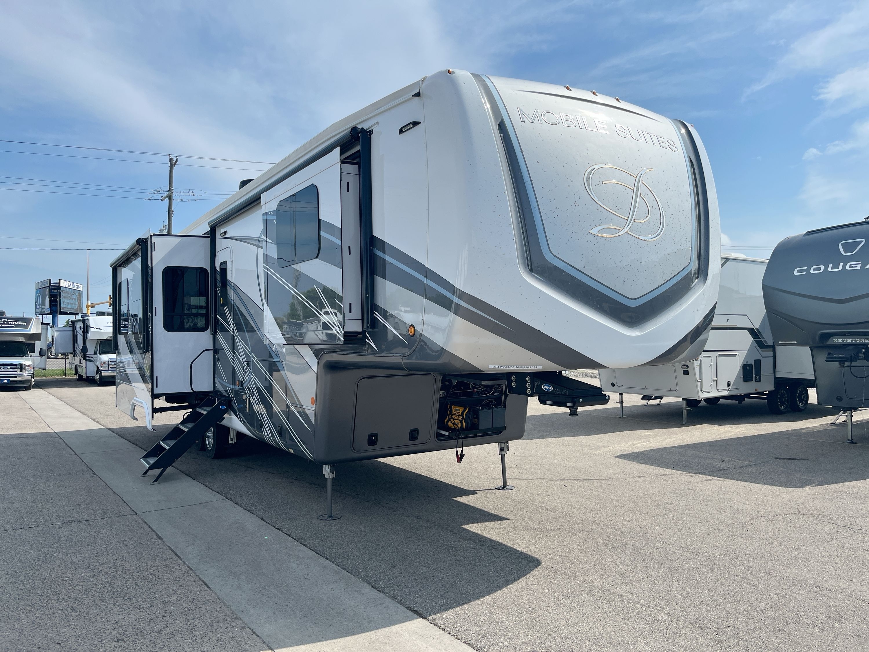 2024 DRV LUXURY SUITES MOBILE SUITES 36RSSB3 in west fargo ND