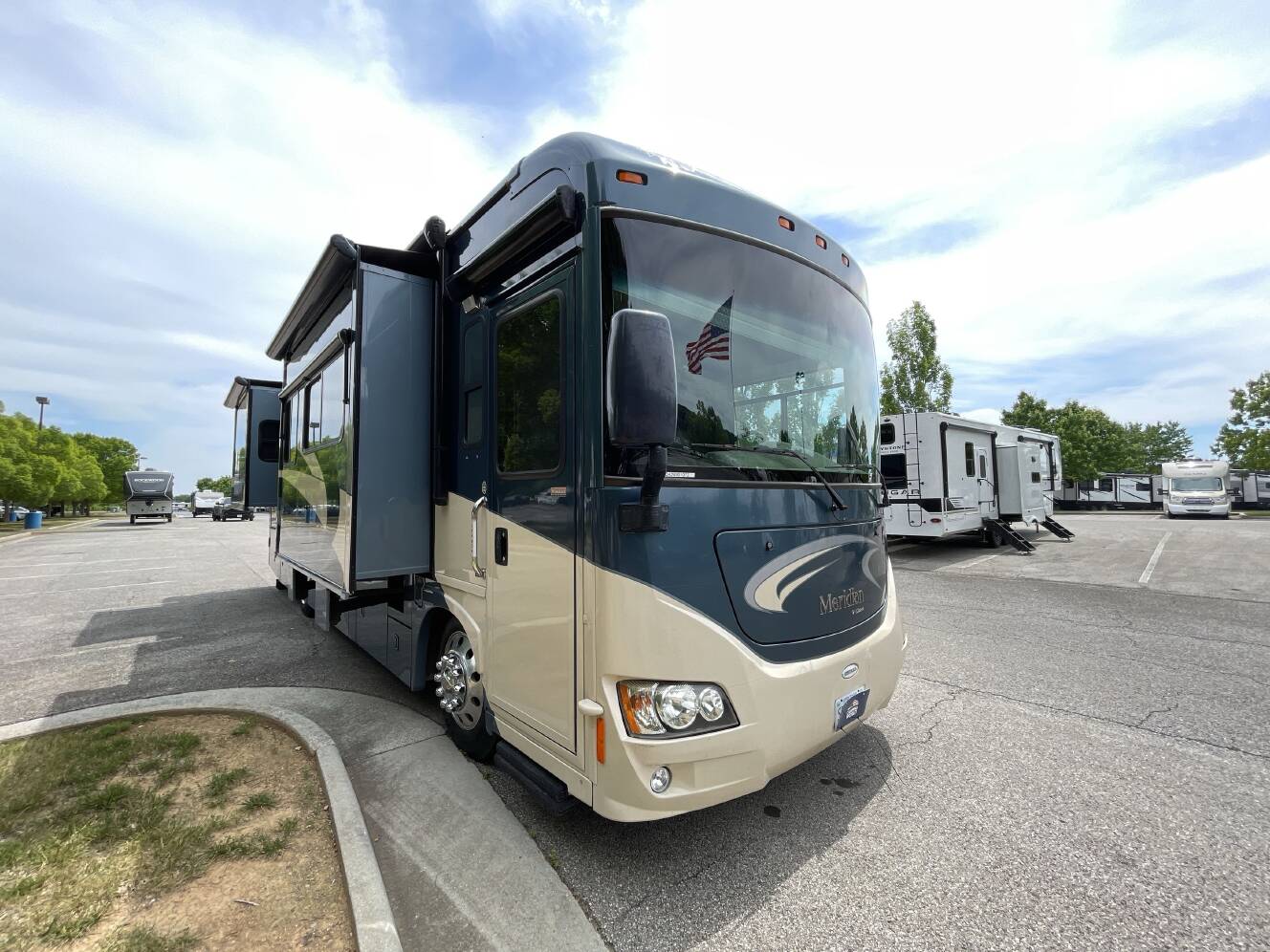 A photo of this 2011 Itasca MERIDIAN V CLASS 34Y