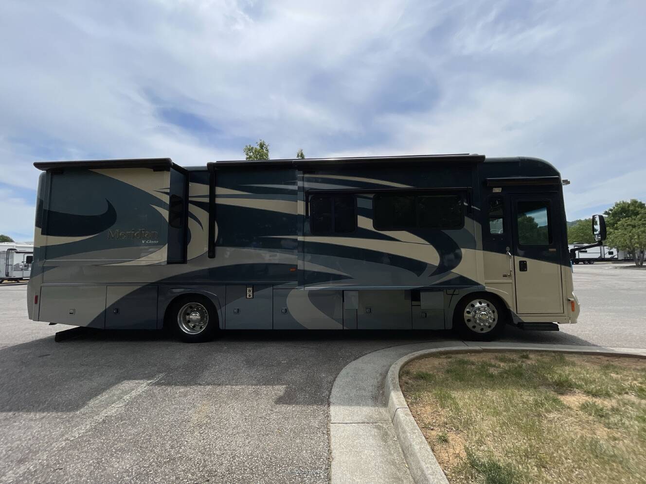A photo of this 2011 Itasca MERIDIAN V CLASS 34Y