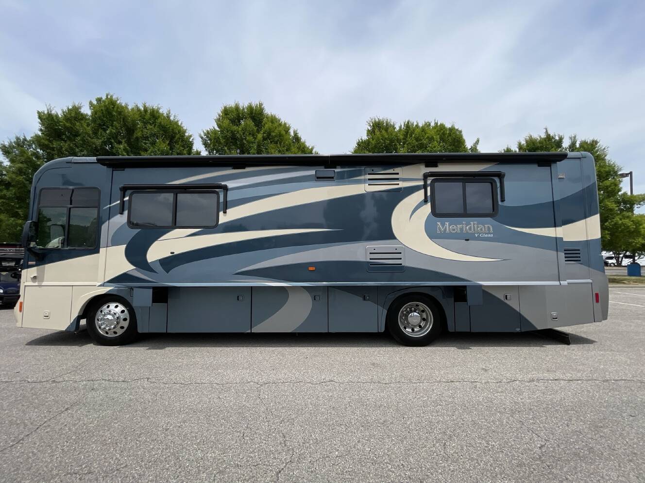 A photo of this 2011 Itasca MERIDIAN V CLASS 34Y