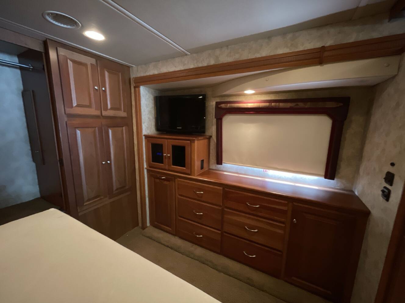 A photo of this 2011 Itasca MERIDIAN V CLASS 34Y