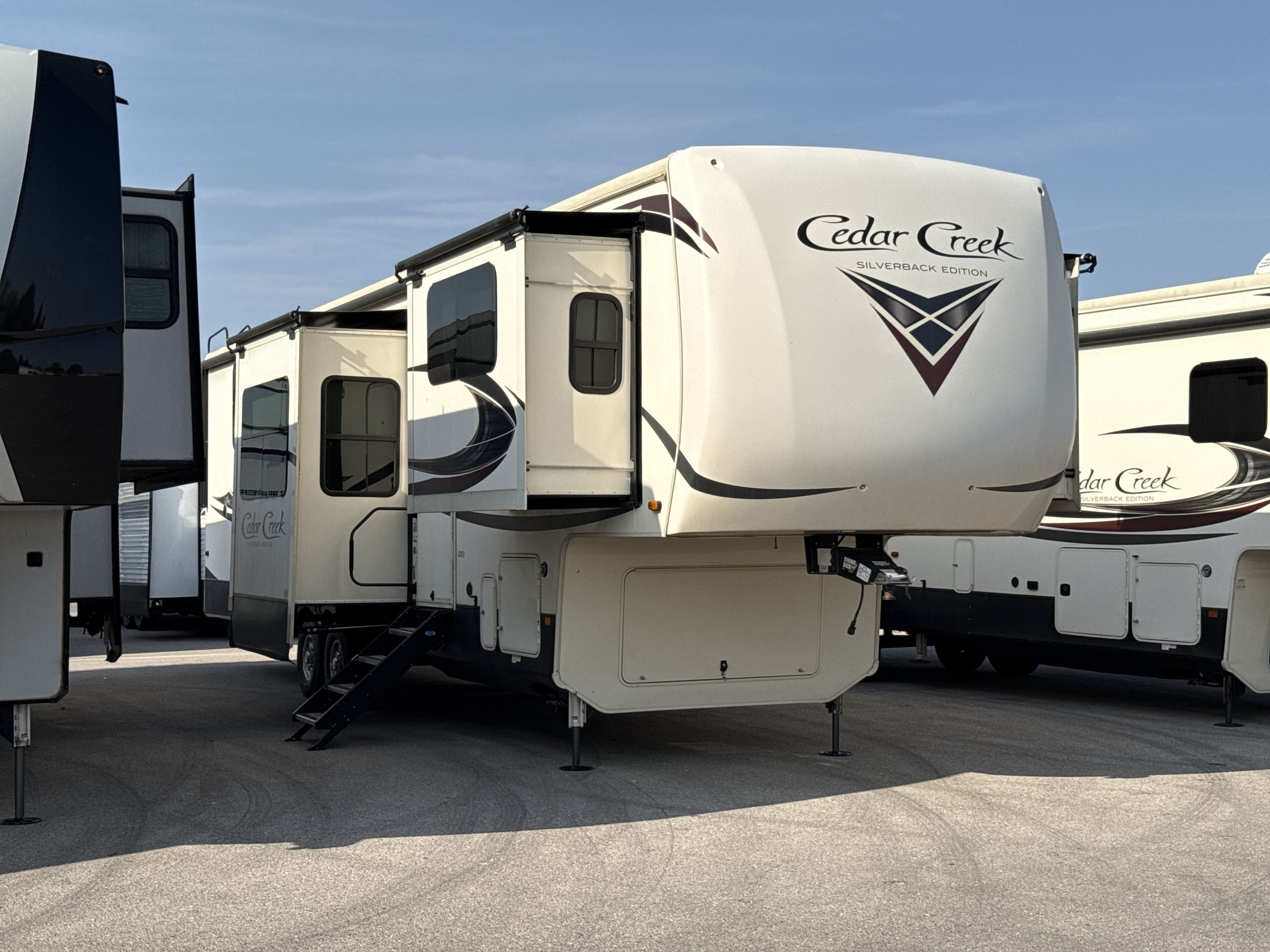 2021 Forest River CEDAR CREEK SILVERBACK 37FLB RV