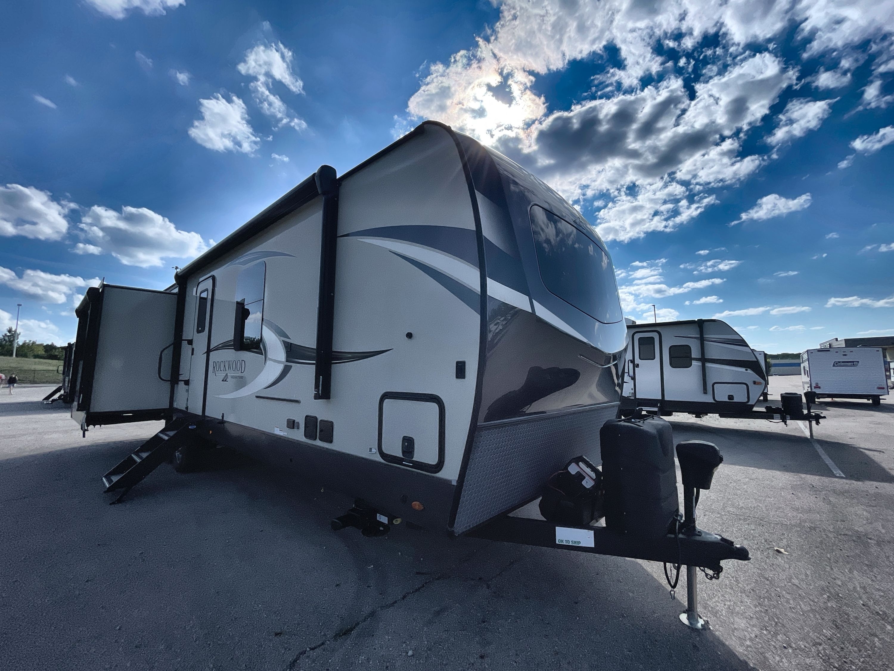 2021 Forest River ROCKWOOD SIGNATURE ULTRA LITE 8329SB in huber heights OH