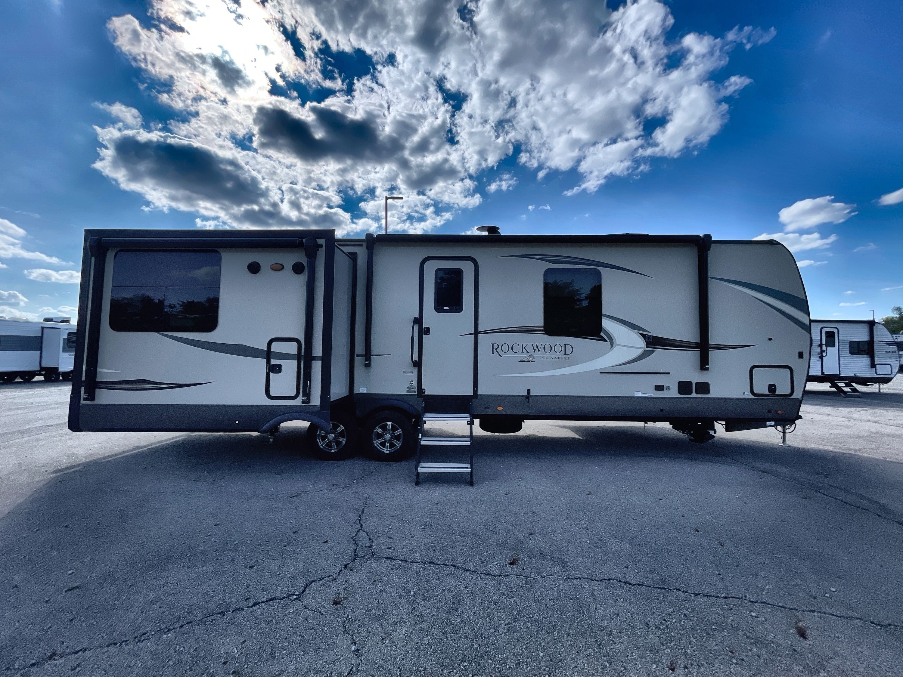 2021 Forest River ROCKWOOD SIGNATURE ULTRA LITE 8329SB in huber heights OH