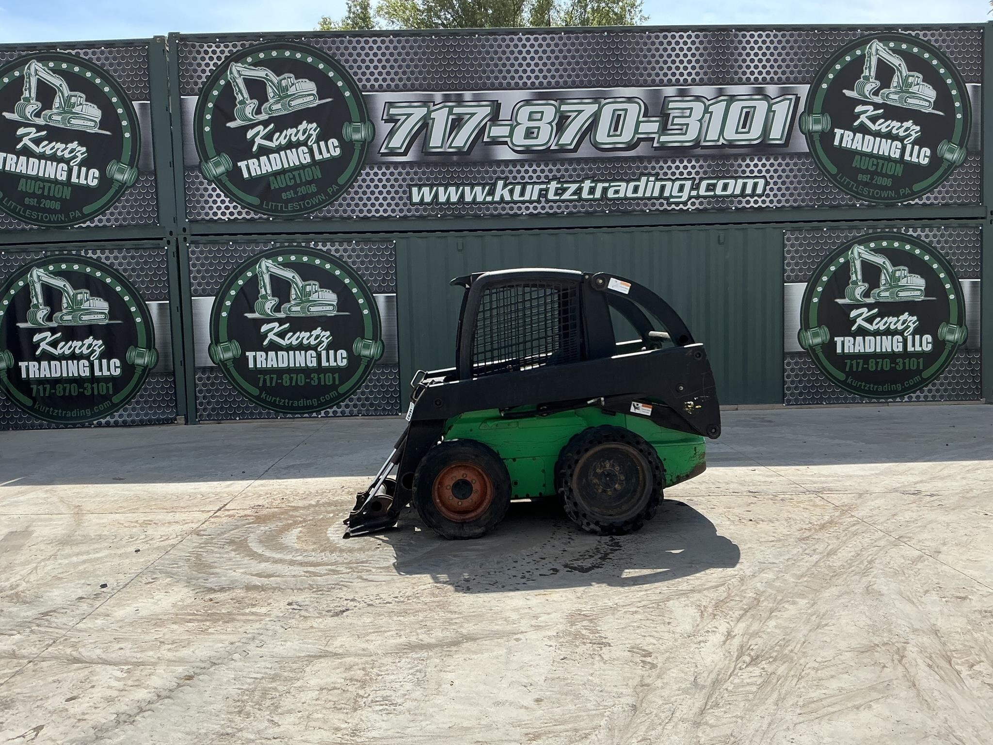 2002 DEERE 250 in Littlestown, PA