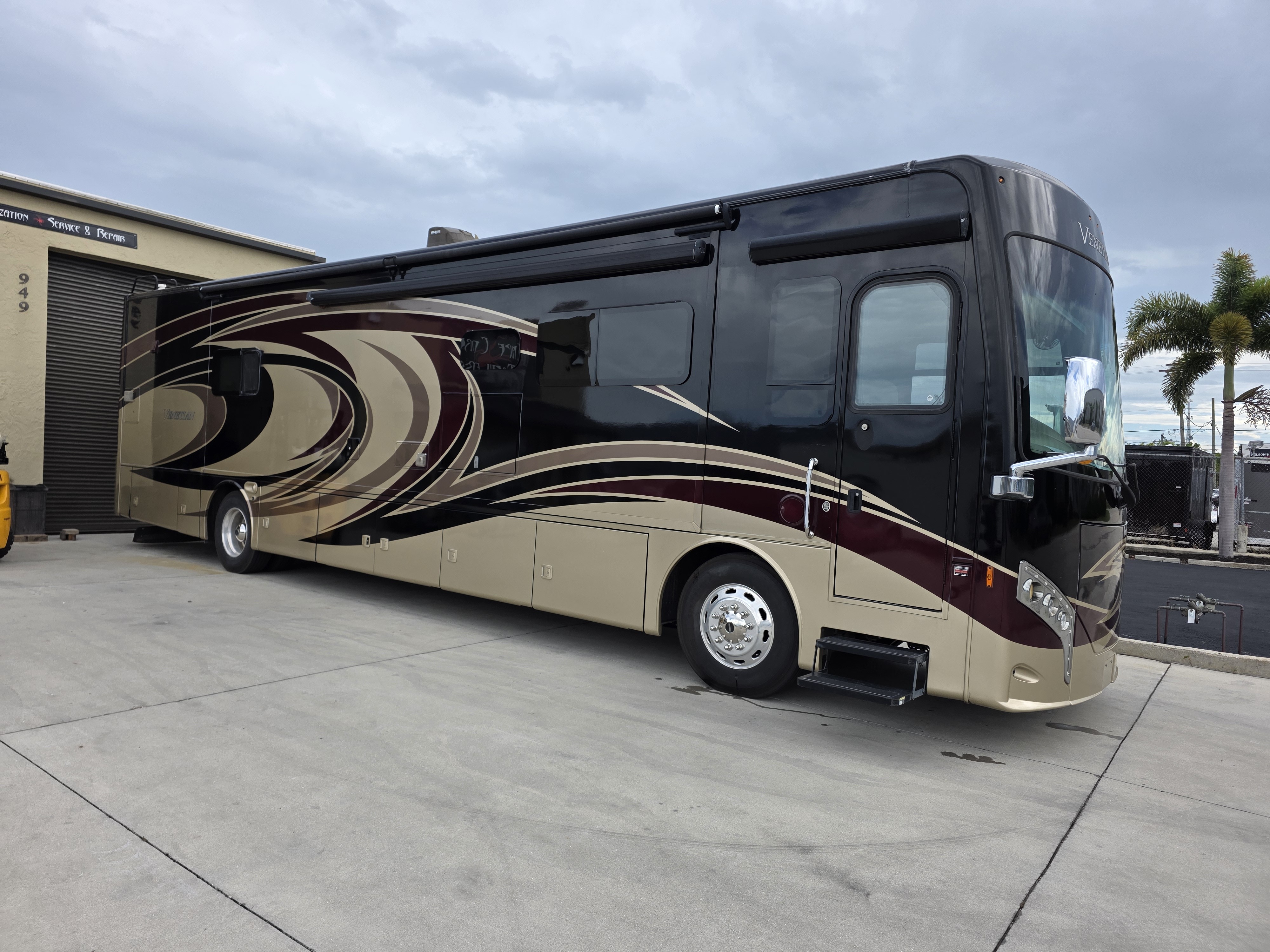 2016 Thor Motor Coach VENETIAN A40 RV