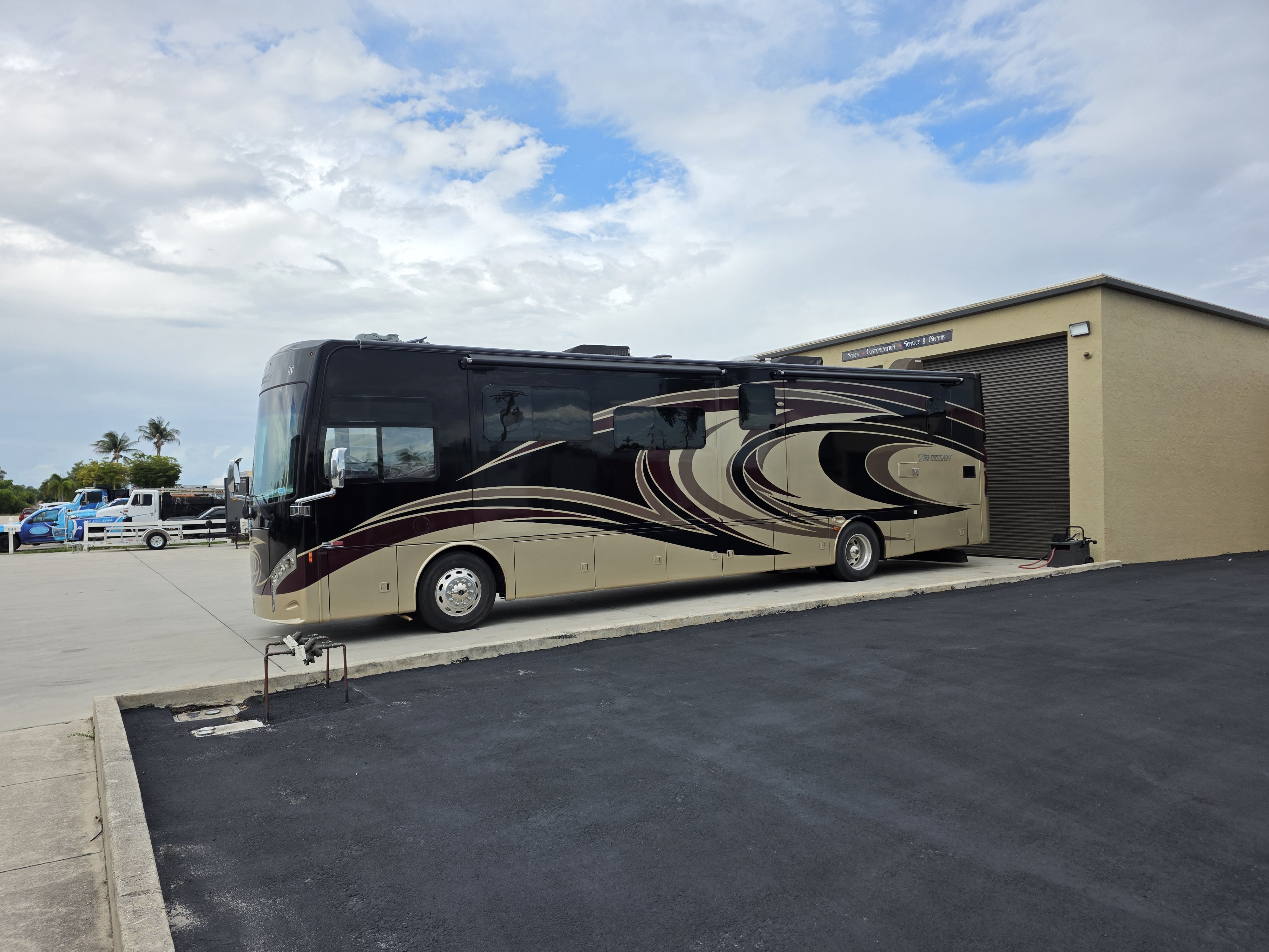 2016 Thor Motor Coach VENETIAN A40 in north fort myers FL