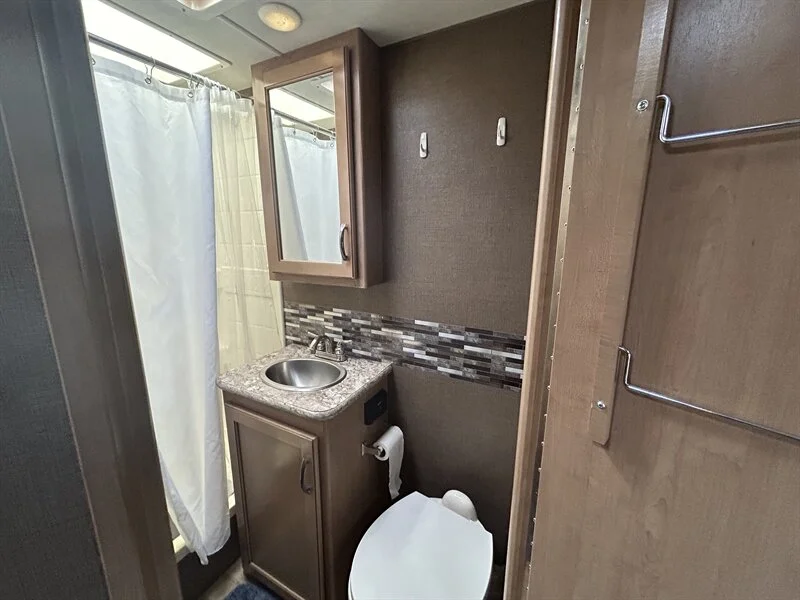 2018 THOR MOTOR COACH FOUR WINDS 22E