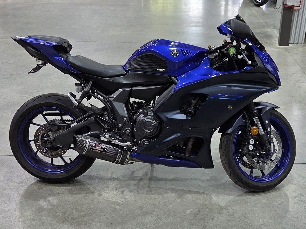 2023 Yamaha YZF R7 Sportbike motorcycle
