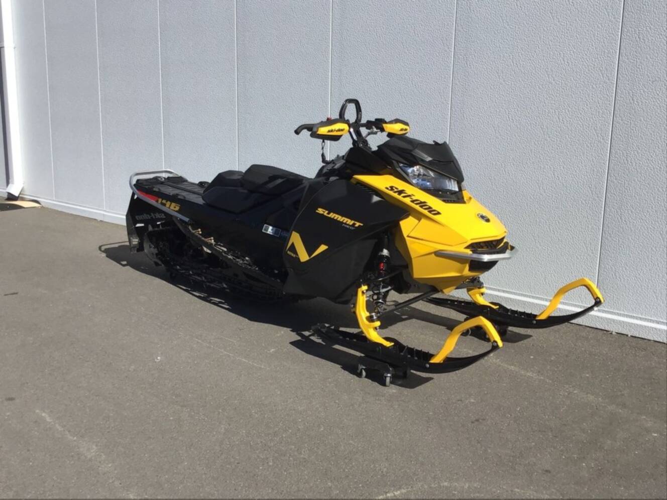 A photo of this 2025 Ski-Doo Summit® NEO 600 EFI - 85 H_Al Hurricane 1.75 with Fl