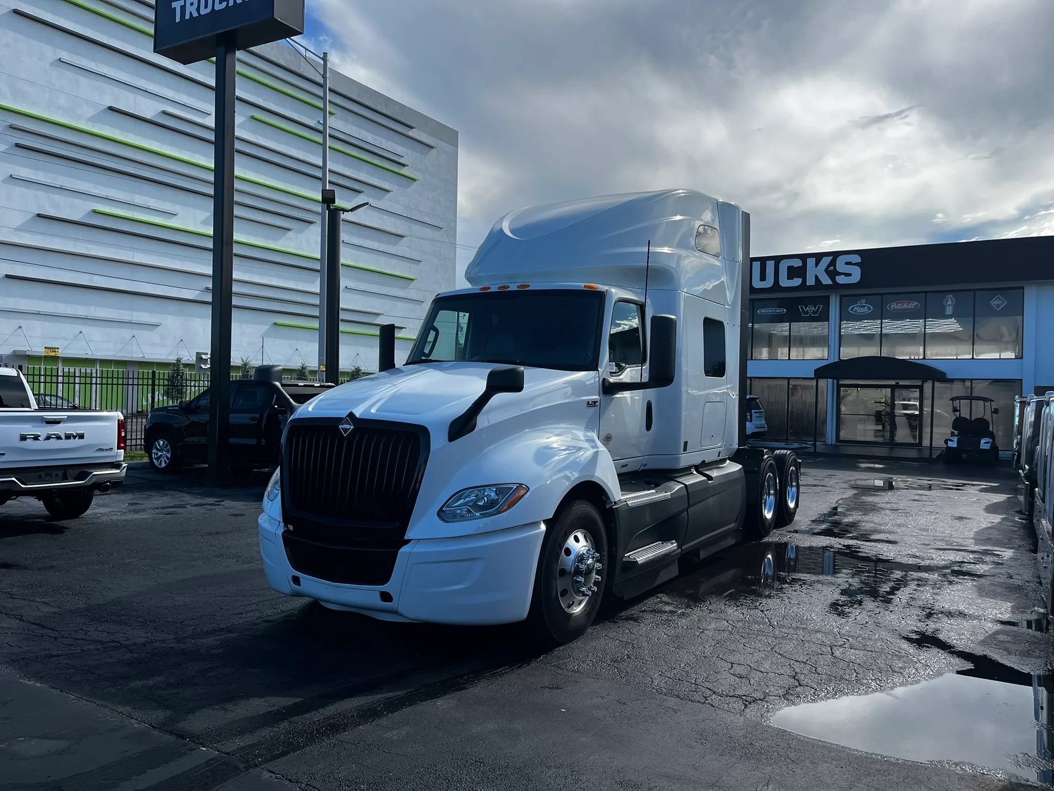 2023 INTERNATIONAL LT625 in Miami, FL
