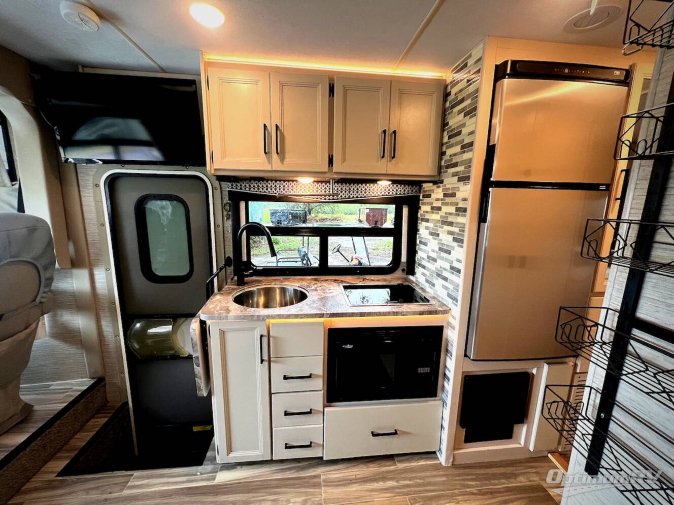 A photo of this 2021 Thor Axis 24.1