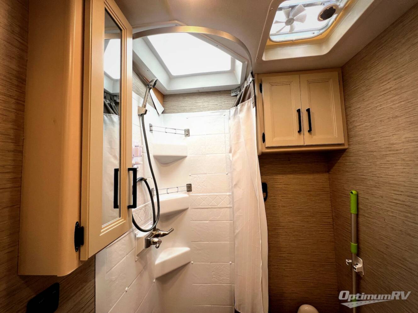 A photo of this 2021 Thor Axis 24.1