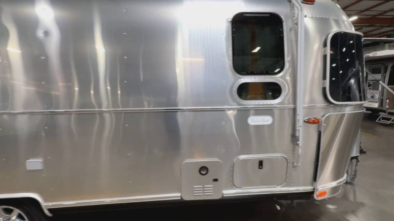 A photo of this 2024 Airstream Flying Cloud 25 Front Bed Queen