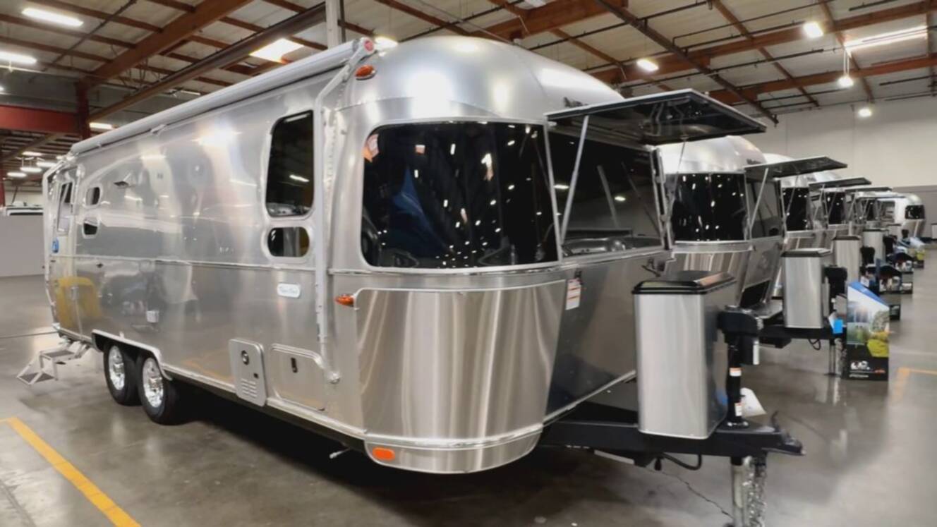 A photo of this 2024 Airstream Flying Cloud 25 Front Bed Queen