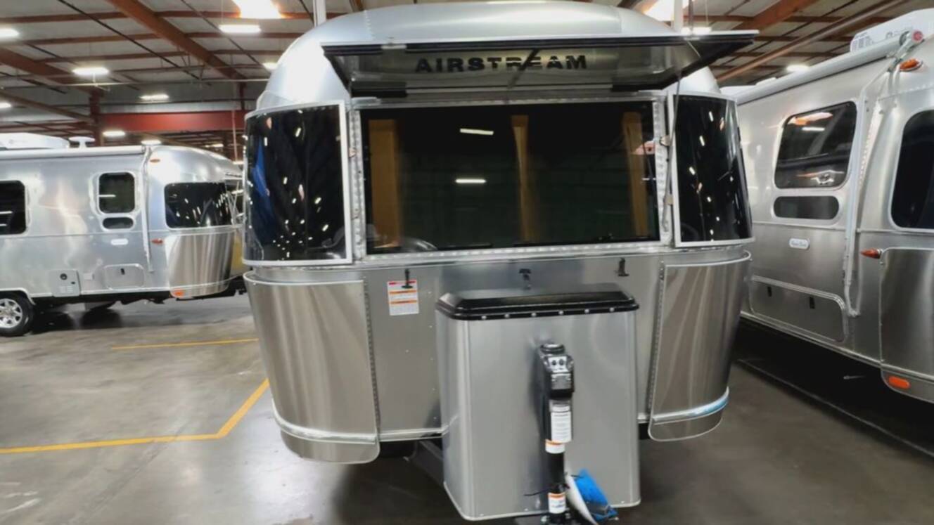 A photo of this 2024 Airstream Flying Cloud 25 Front Bed Queen