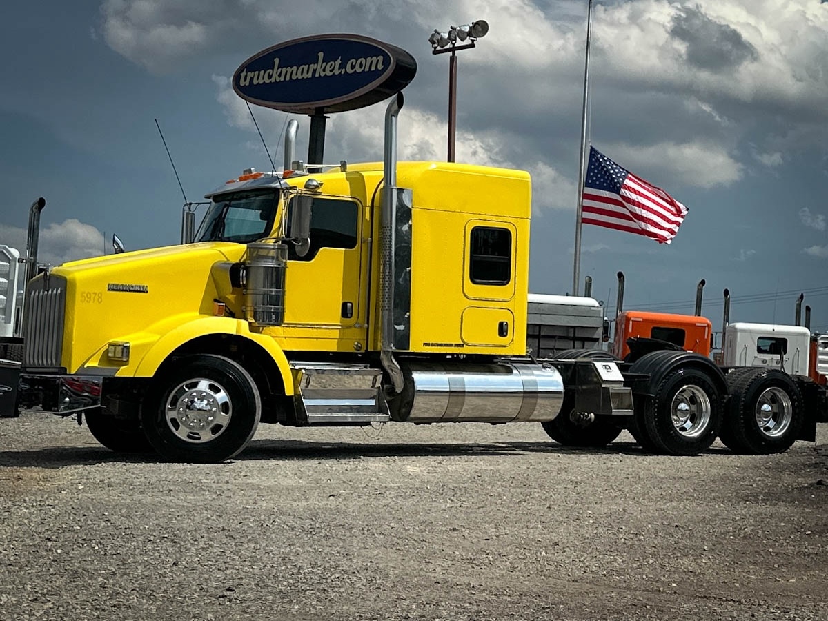 2016 KENWORTH T800 in Olive Branch, MS