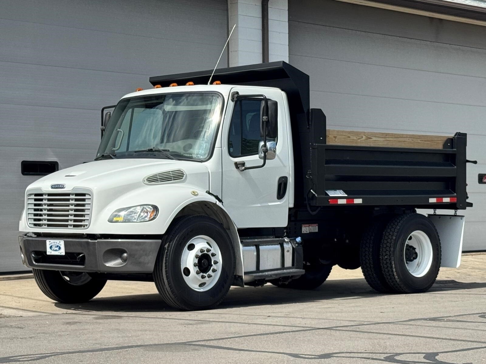 2017 FREIGHTLINER BUSINESS CLASS M2 106 in Berne, IN