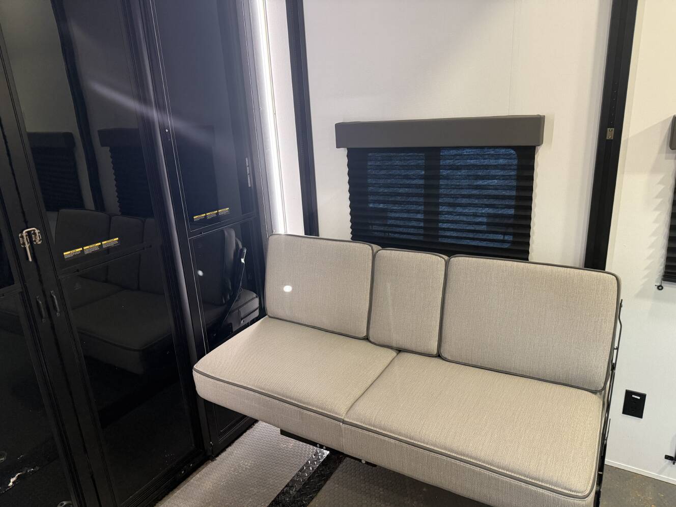 A photo of this 2025 Grand Design MOMENTUM G-CLASS 320G