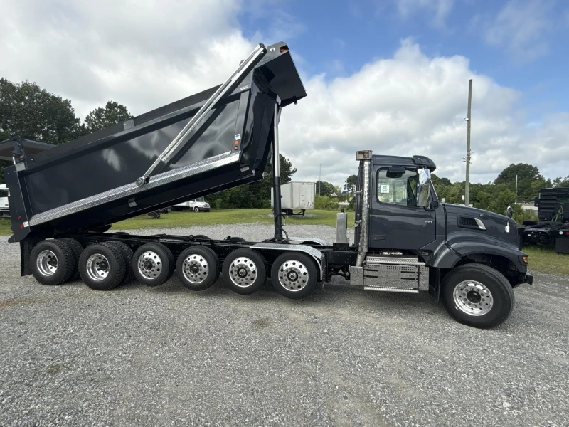 2027 VOLVO VHD104F300