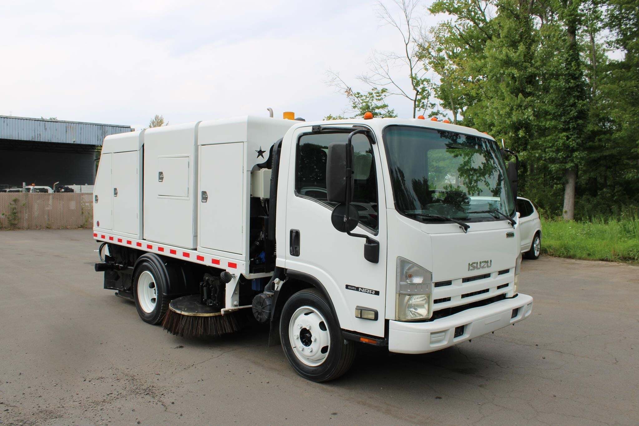 2010 ISUZU NRR in Langhorne, PA