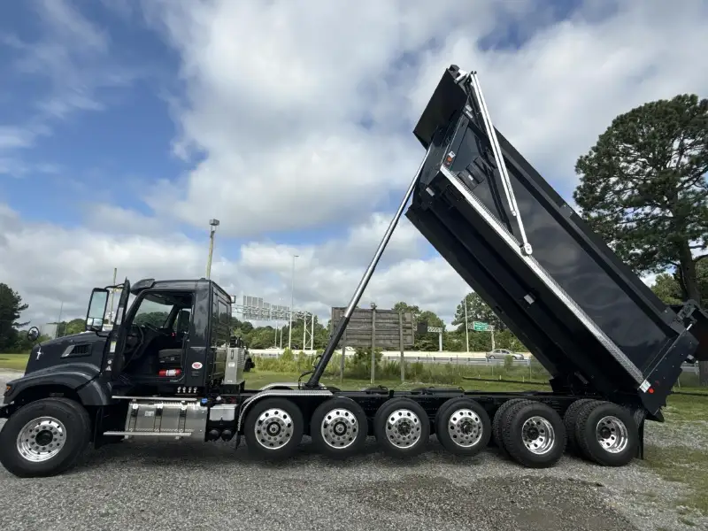 2027 VOLVO VHD104F300